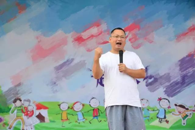 廣東博皓公司總經理、鷹之家班主任尹總，為我們本次運動會致開幕詞