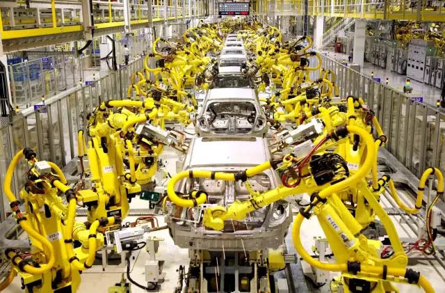 工業(yè)機(jī)器人已經(jīng)在汽車廠、船艇廠等工作場景證明了自己的價(jià)值