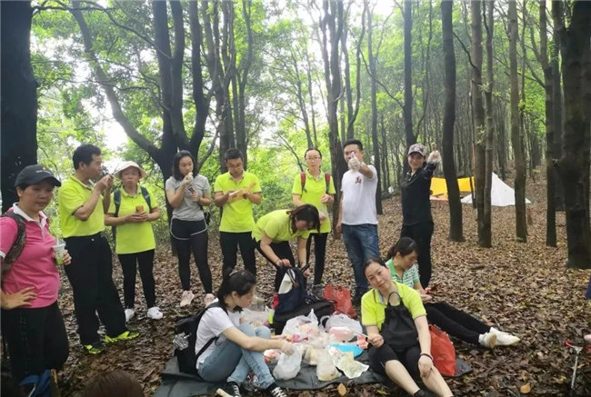 博皓人勞作過后，分享、享受美食